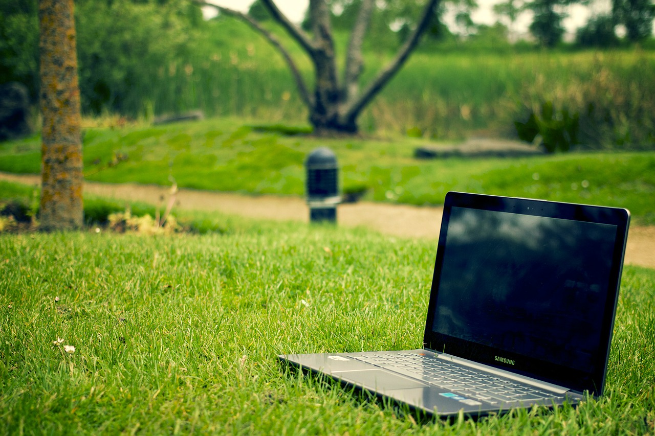 Un ordenador en el parque para buscar el IAE de las profesiones digitales