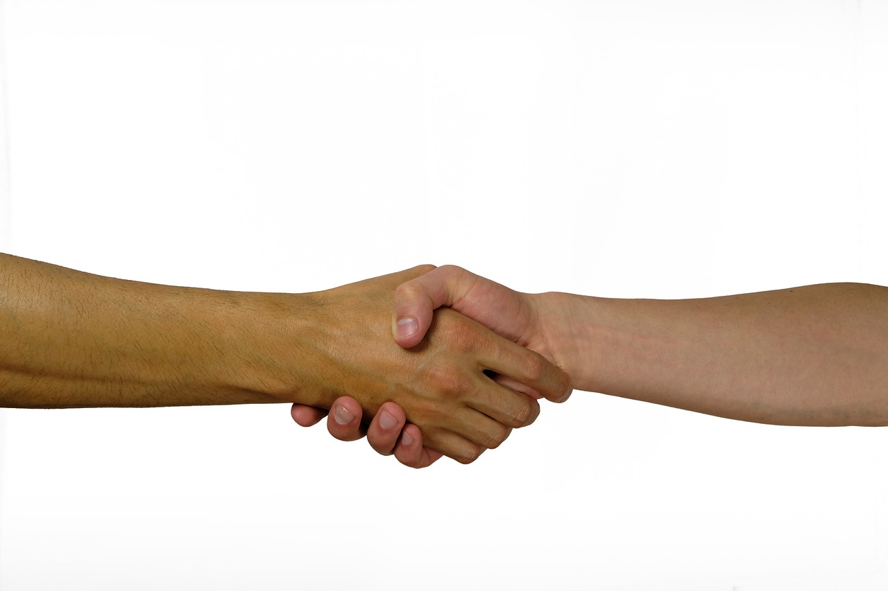 Dos manos que simbolizan cómo se fideliza los clientes