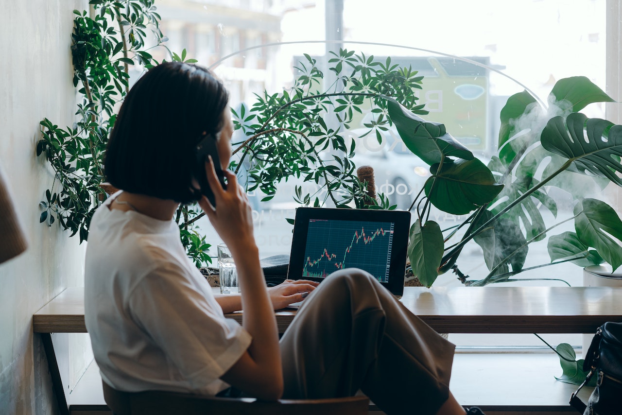 Una mujer delante de un portátil para ver la diferencia entre freelance y autónomo