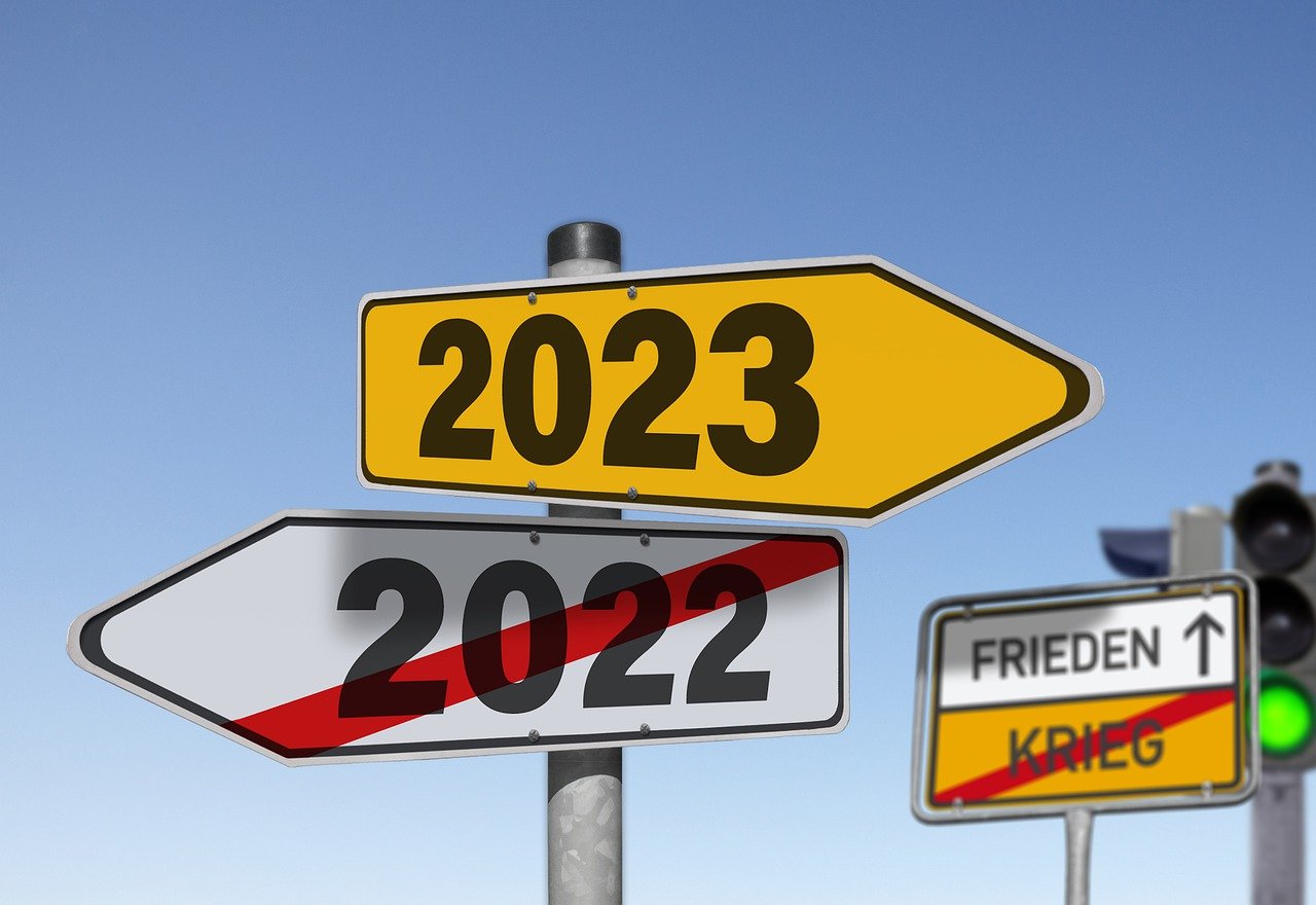 Dos carteles con el 2022 y 2023 para señalar los años de la renta