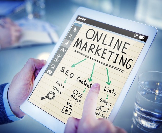 Una tablet con un dibujo sobre el marketing digital para autónomos