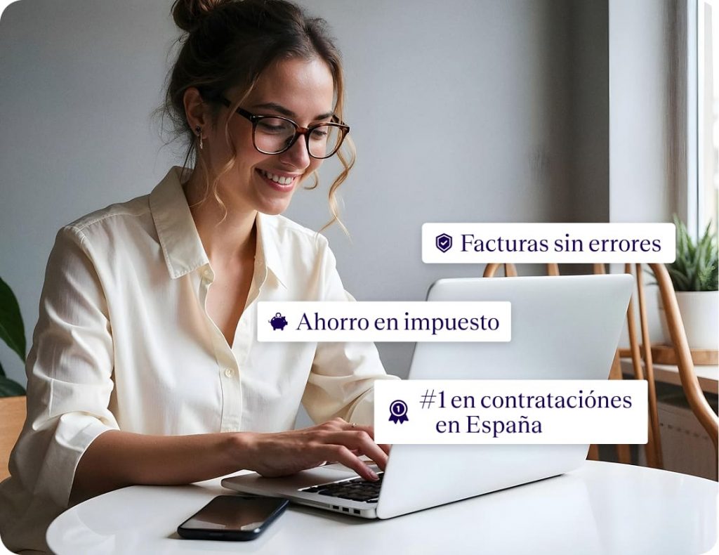 Mujer sonriendo frente al ordenador tras su alta de autónomo gratis con Declarando.